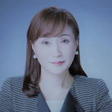 Mari Matthews's Instagram, Twitter & Facebook