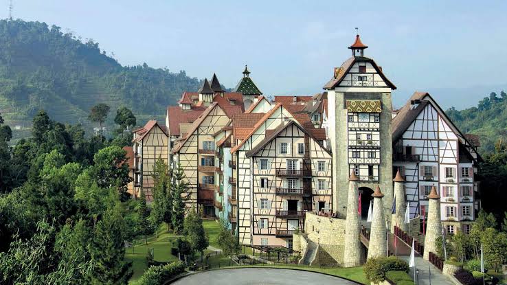 Pusat peranginan Colmar Tropicale di Berjaya Hills, Pahang yang menjadi antara destinasi pelancongan utama di bawah kendalian BHRB., AI generated