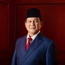 Ia menempuh pendidikan dan jenjang karier militer selama 28 tahun sebelum berkecimpung dalam dunia bisnis dan politik. Prabowo Subianto Prabowo Twitter