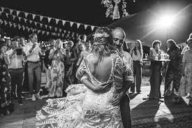 Houten tafel, veel planten en bloemen, een stretchten en prachtige styling maken van hun trouwfeest eentje voor in de boekjes. Rotselaar The Barn Wedding Jeroen Vranckaert Trouwfotograaf