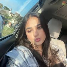 Hi! I'm Laiba. I'm from Tampa, Florida and considering USF. It's one of my  top schools, just not fully committed yet. I'll be majoring in Biology with  plans to move into the