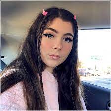 The Hair Pins Are Back And Our 16 Year Old Self Asks To Use Them Short And Curly Haircuts In 2020 Clip Hairstyles Hair Styles Aesthetic Hair