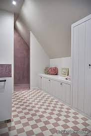 Hexagones de 10cm pistache pour la salle de bain d'un appartement par @doa_davide.orlando.architektur en suisse. Vandemoortel Rustikale Baumaterialien Angebot Fussboden Alte Und Neue Innenboden Neue Winckelmans Fliesen