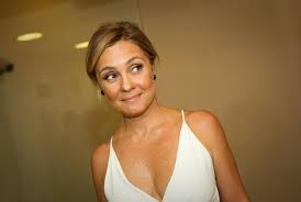 Adriana esteves mudou o visual, de cabelos escuros ela conta que já se prepara para a trama 'amor de mãe'. Adriana Esteves Diz Que Trio Protagonista De Amor De Mae Foi Rico E Necessario