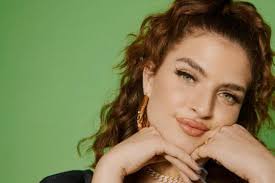 Mae Muller Is No Man's "Therapist"