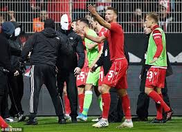 Hannover 96 gegen union berlin ▻ amzn.to/2cnzgwu ▻ rauchfackeln ▻ amzn.to/2cf9fmh ▻ bengalos. Ultras Held Back By Their Own Players And Fireworks On The Pitch Berlin Derby Had It All Express Digest