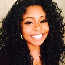 Enquanto isso Lainey Wilson estava sorrindo e batendo palmas e claramente  feliz por Beyoncé m!