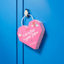 En una caja guarda todas las cartas de amor que ha escrito a los cinco chicos de los que estaba enamorada. A Todos Los Chicos De Los Que Me Enamore 3 Maquillaje De Benefit