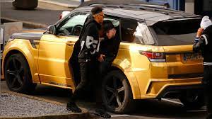 Verlängert der sturmflitzer auch seinen vertrag bei arsenal? Aubameyang Wechsel Mit Der Goldenen Luxus Karosse Zum Privatjet