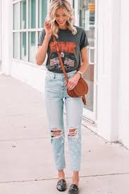 How To Wear A Graphic T Shirt Straight A Style Jeans Outfit Women Jeans And T Shirt Outfit Boyfriend Shirt Outfits