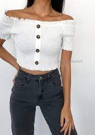 Très féminin et indémodable, raffiné ou décontracté, le top épaule dénudée se joue de toutes les modes et de toutes les tendances. White Pleated Top With Buttons And Off The Shoulders Outfitbook