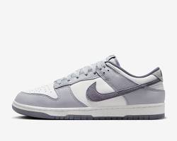 Imagen de Zapatillas Nike Dunk Low Retro SE en gris y blanco