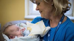 Seniorzy w Poznaniu tulą w szpitalu noworodki. 'Pękam z dumy, bo jestem jak  David Deutchman'