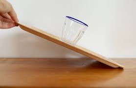 ニトリの すべりにくいトレー はこんなに傾けてもすべらない 子どもでも安心ですね limia リミア ニトリ 便利グッズ 便利 便利グッズ ニトリ クッション