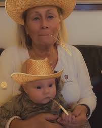 Det som inte får hända har hänt. Min älskade mamma har gått vidare och  lämnar oss i stor sorg och förtvivlan. Tror inte det finns en människa med  större hjärta som gjorde