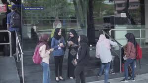 Dia lagi cari kesempetan atau alasan bagaimana bisa ketemu empat mata tanpa dilihat lakinya. Yus Akhmar Diploma Sepenuh Masa Universiti Malaya