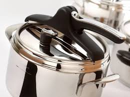 Nella pentola a pressione far rosolare con olio le erbe aromatiche, aggiungere carota, scalogno, sedano e porro tritati, aggiungere il coniglio e lasciare insaporire, sfumare con il vino bianco, aggiungere sale e pepe e i pelati. Pentola A Pressione Modalita E Tempi Di Cottura Burrofuso