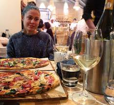 Vineri, 17 februarie, a avut un soft opening, deschiderea oficiala urmand sa fie in aproximativ 2 saptamani, dar clientii sunt bineveniti chiar si inainte sa fie totul perfect pus la punct. Paine Si Vin Mariciu Ro