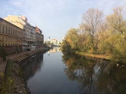 Ziua saptamanii si data calendaristica, o pictograma pentru starea vremii, scurta descriere a conditiilor atmosferice din acea zi, temperatura maxima si minima, cantitatea de precipitatii, probabilitatea de precipitatii, viteza maxima a vantului, valori maxime pentru rafalele de vant, directia. Vremea Pe Ore Oradea Instiletende It