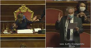 Parla per la lega, il leader, ed esordisce con una battuta, sferzante: 77unm Pecxtoem