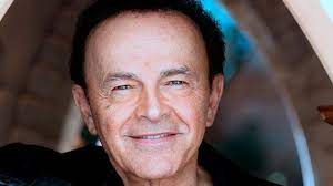 Ne sa qualcosa dodi battaglia, chitarrista e cantante dei pooh, che si è preso un bello spavento quando ha visto il figlio daniele a letto con la moglie di quello. Dodi Battaglia Eta Altezza Peso Nome Vero Le 3 Mogli 4 Figli Malattia