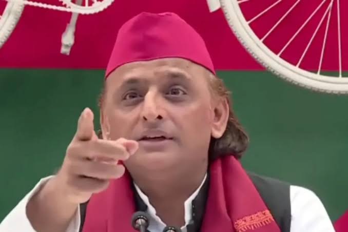 अखिलेश बोले – हमारी सरकार बनी तो महिलाओं को हर साल देंगे 40 हजार रुपए | Akhilesh Yadav Promises 40000 Annually To Women Slams Yogi Govt Corridor