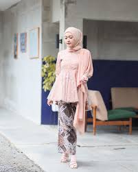 Kemudian semua gambar kebaya untuk perpisahan smp ini sudah kita verifikasi satu persatu untuk kamu lalu kita upload artikel di website contoh baju kebaya 2019 ini. 7 Model Kebaya Hijab Dan Kain Batik Ini Cocok Banget Buat Wisuda Atau Perpisahan Sekolah Anggun Dan Sederhana Semua Halaman Hype