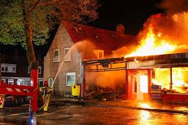 Politie onderzoekt brandstichting na vuurzee Emmeloord: snackbar, kapper en supermarkt verwoest