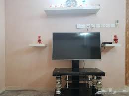 طاولة للتلفزيون مع رفوف ايكيا