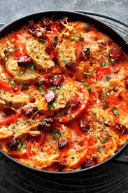 Feuriger Brottopf Mit Tomaten Und Chorizo Aus Dem Ofen Rezept Spanisches Essen Abendessen Rezepte Spanische Gerichte