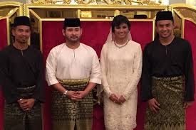 Che puan khaleeda keluarga mengelilingi taman buaya istana johor tunku ismail idris. Tunku Ismail Dan Che Puan Khaleeda Bustamam Selamat Bergelar Suami Isteri Selebriti Online