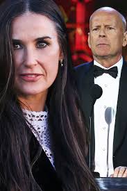 Society told me i was supposed to to hide my pregnant body. Demi Moore So Reagierte Bruce Willis Auf Ihr Enthullungsbuch Gala De
