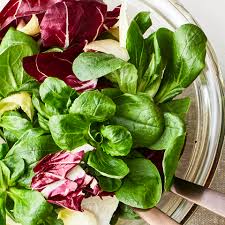 Saure sahne in einen becher geben. Salat Mit Saure Sahne Dressing Rezept Essen Und Trinken