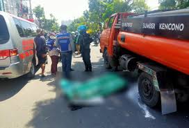 Kecelakaan mobil ferrari dan mobilio di tol tb simatupang hari ini. Kecelakaan Di Merr Surabaya Satu Orang Meninggal Dunia Suara Surabaya