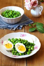 Aggiungere una tazza di brodo vegetale e cuocere per una mezz'ora circa a fuoco dolce, aggiungendo altro brodo se necessario. Piselli In Umido Con Uova Sode E Ricotta La Cuoca Eclettica Veg