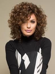 Cette saison, on craque pour la coupe boule revisitée, légèrement ⋙ quelle coupe de cheveux adopter à 50 ans et plus ? Coupe Pour Cheveux Frises Coiffure Femme Valessio Coiffeur Paris
