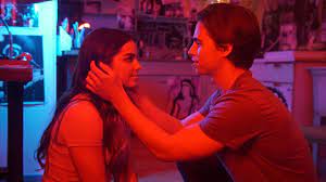 Neste remake do clássico adolescente ela é demais, uma influenciadora aceita o desafio de transformar um garoto pouco popular em rei do baile. Ele E Demais Remake De Comedia Dos Anos 90 Ganha Primeiras Imagens Pela Netflix Cinema Com Rapadura