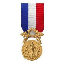 Ce service gratuit de google traduit instantanément des mots, des expressions et des pages web du français vers plus de 100 autres langues. Medaille D Honneur Pour Acte De Courage Et De Devouement Grade Vermeil Monnaie De Paris