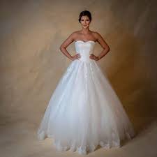 Früher konnten sich nur adelige und vermögende leute ein weißes brautkleid leisten. Hochzeitskleider Brautmode The Factory Store Dresden