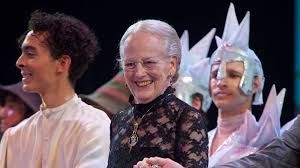 Schon seit einiger zeit ist der däne mit seiner freundin benedikte thoustrup zusammen. Flott Danische Queen Mittendrin Bei Schneekonigin Show Promiflash De