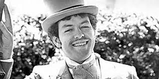 Le soir du 21 Novembre 1983, Lynda Mann, âgée de 15 ans, se rend chez une  amie à Narborough, une petite ville du centre de l'Angleterre. Elle repart  de chez son amie