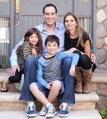 How To Dress For Family Photos Family Photos Family Photoshoot Family Photo Pose