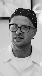 Uma das maiores dúvidas de quem chega aqui no consultório é: ‘Doutor, essa  dentadura vai ficar firme mesmo? Ou vai soltar?, A resposta é: depende de  um bom planejamento., Com os protocolos certos, é ...