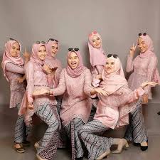 Tentu saja tema acara halal bihalal memang telah banyak dicari oleh orang di internet. 30 Model Baju Couple Geng Fashion Modern Dan Terbaru 2021 Pusat Mukena Com Jual Mukena Model Terbaru 2021