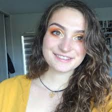 Kelly Strawbridge's Instagram, Twitter & Facebook