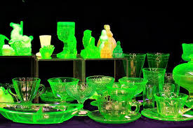 Uranium glas is glas waarvan gehad uranium , gewoonlijk oxide diuranate vorm, toegevoegd aan een glazen mengsel vóór het smelten van kleuring. Uranium Glass Green Glass Vaseline Glass Glass Collection