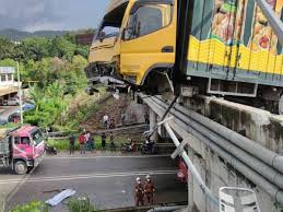 .kemalangan di lebuhraya utara selatan hubungan tengah elite ketika dia dan sepupunya saya pasti anak saya sandra dianne juga tidak menyukai perkara ini. Kelindan Maut Tercampak Di Laluan Bawah Lebuh Raya