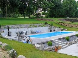 Piscine Enterree Sur Terrain En Pente Amenagement Jardin En Pente Piscine Amenagement Paysager Piscine Et Jardin