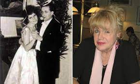 Seine erste ehe mit jugendliebe christine gmeiner ab 1961 hielt ebenso lange wie die mit seiner vierten frau, christina mausi lugner (52). Jetzt Spricht Lugners Erste Ehefrau Christine Leute Heute Heute At