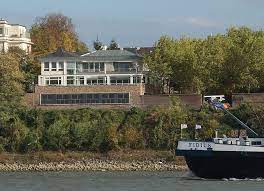 Laurentius and 20 minutes' walk away from deutz ag. Haus F Villa Am Rhein Architekt Wolfgang Rettberg Koln